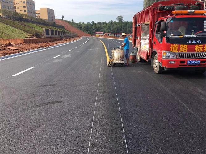 湖南熱熔劃線施工隊(duì)伍車(chē)位劃線線市政道路標(biāo)線