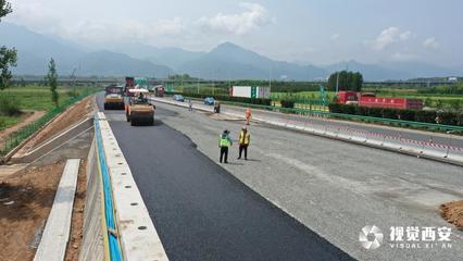 西安外環(huán)高速南段瀝青鋪設工程進入掃尾階段