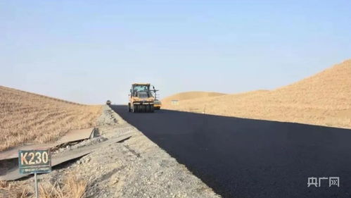 尉犁至且末沙漠公路項(xiàng)目瀝青路面工程全線貫通