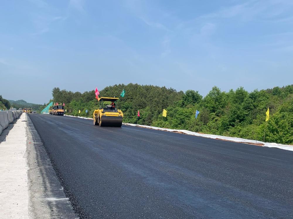 平益高速:全線土建工程已基本完工,開始大面積瀝青面層攤鋪