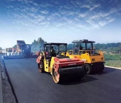 壓路機(jī)坡道上碾壓瀝青混合料路面時(shí)的六大注意事項(xiàng)