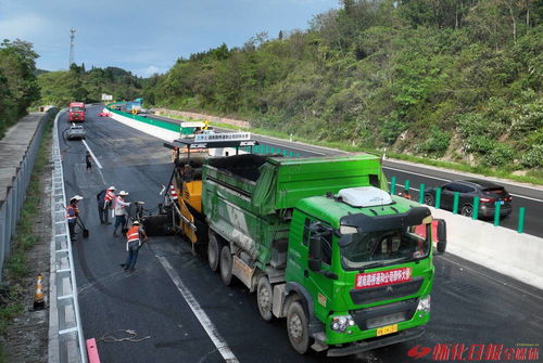 當(dāng)好東道主 喜迎第十一屆全球湘商大會 沖刺30米 滬昆高速公路懷化段大修工程路面完工